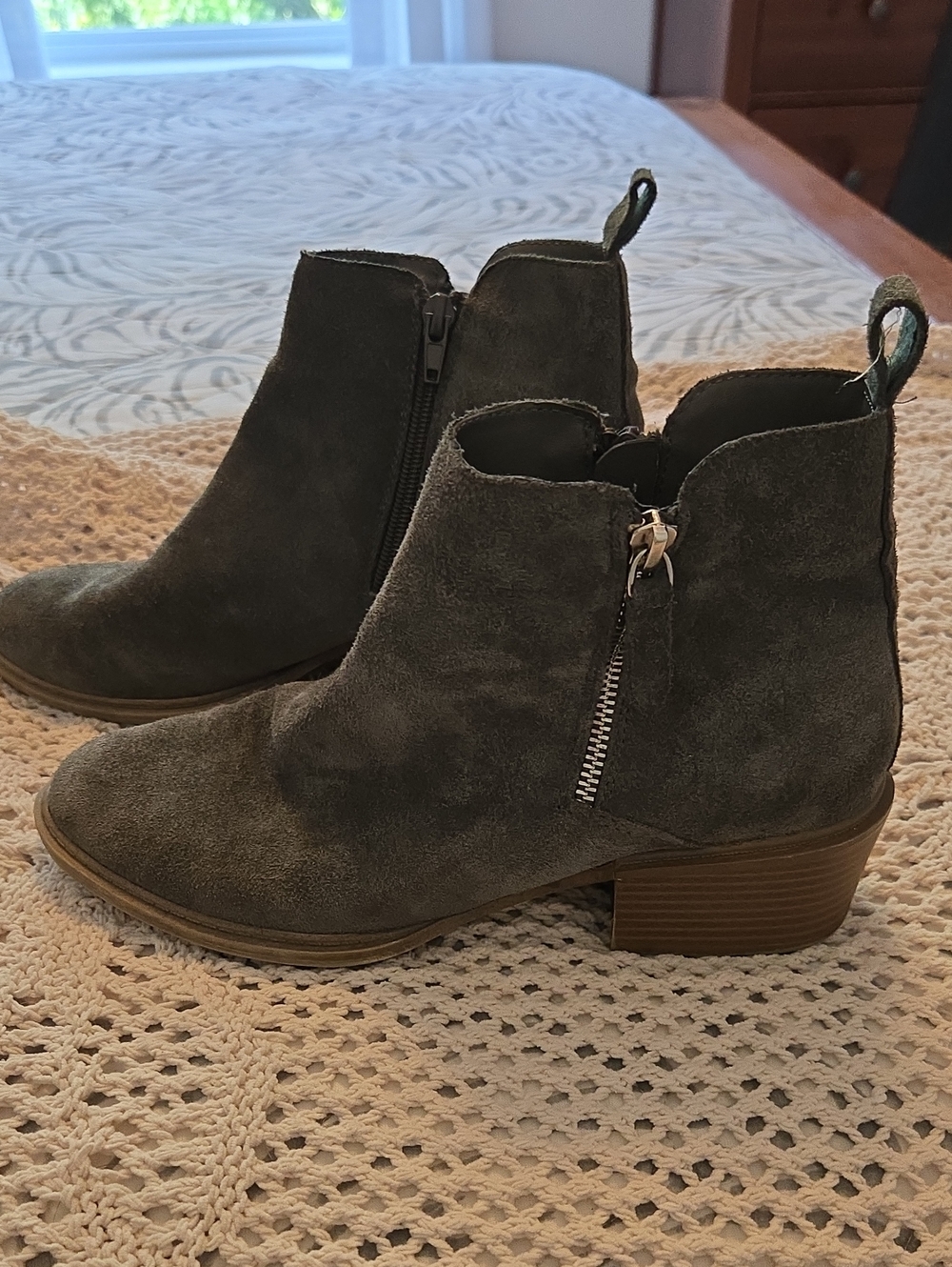 Kensie Gray Suede Ankle Booties with Side Zip Size 6.5